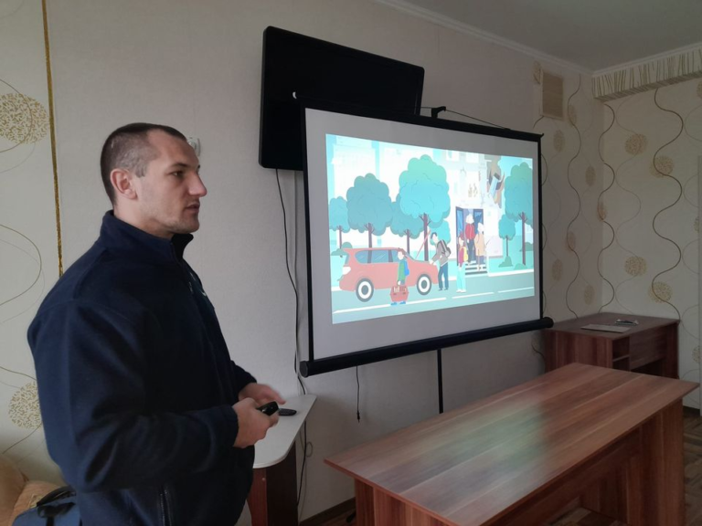 У Криворізька гімназія №74 пройшла фінальна зустріч із представникам міжнародної організації Handicap international – Humanity & inclusion. 09.11.2023 року в методичному кабінеті учні 3-х класів пройшли навчання ризикам, пов’язаним з вибухо-небезпечними предметами.