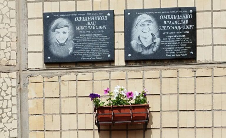 Сьогодні Криворізька гімназія 74 провела церемонію відкриття меморіальної дошки нашим героям, яка є символом нашої глибокої поваги і вдячності за мужність і самопожертву.