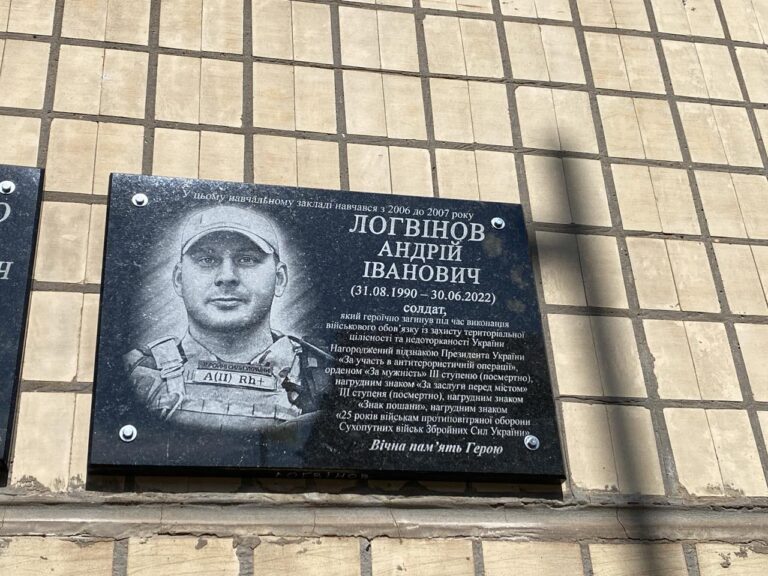 Сьогодні,01.08.2024 року на базі Криворізької гімназії №74 відбувся Мітинг з нагоди вшанування пам’яті загиблого героя та відкриття меморіальної дошки .