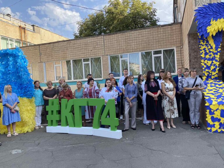 Сьогодні устами директора свято до всіх гостей Першого Дзвоника розпочалося зі слів: “Слава Україні! Героям Слава!”